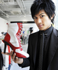 東京のショップで、自分がデザインした靴を見せる渋谷ザニー（Zarny Shibuya）さん（2008年4月22日撮影）。(c)AFP/TOSHIFUMI KITAMURA