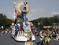 2008年4月11日、千葉県浦安市の東京ディズニーリゾートで、報道陣向け記念パレードで踊るミッキーマウス（Mickey Mouse、上）とディズニーのキャラクターたち。東京ディズニーリゾートは15日に開園25周年を迎える。（c）AFP/Yoshikazu TSUNO