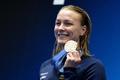 第20回世界水泳選手権、競泳女子50メートル自由形決勝。表彰式で金メダルを手に喜ぶスウェーデンのサラ・ショーストレム（2023年7月30日撮影）。(c)FRANCOIS-XAVIER MARIT/ AFP