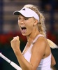 ドバイ・テニス選手権（Dubai Duty Free Tennis Championships 2013）は21日、女子シングルス準々決勝が行われ、大会第8シードのカロリーネ・ボズニアツキ（Caroline Wozniacki、デンマーク）は4-6、6-1、6-4でフランスのマリオン・バルトリ（Marion Bartoli）を下し準決勝に進出した。

試合に勝利し喜ぶカロリーネ・ボズニアツキ（2013年2月21日撮影）。(c)AFP/MARWAN NAAMANI