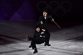 平昌冬季五輪、フィギュアスケートのエキシビションに臨むアンナ・カッペリーニ/ルカ・ラノッテ組（2018年2月25日撮影）。(c)AFP/ARIS MESSINIS