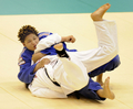 2008世界柔道団体選手権大会・女子決勝でフランスの%%Ketty Mathe%%と対戦する日本の杉本美香（%%Mika Sugimoto%%、手前）。（2008年10月5日撮影）(c)AFP/Kazuhiro NOGI