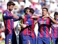 14-15スペイン1部リーグ第35節、FCバルセロナ対コルドバ。ネイマール（中央左）の得点を祝福するリオネル・メッシ（中央右）らFCバルセロナの選手（2015年5月2日撮影）。(c)AFP/CRISTINA QUICLER