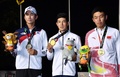 第18回アジア競技大会、ゴルフ男子個人最終日。金メダルを手にポーズをとる中島啓太（中央、2018年8月26日撮影）。(c)AFP PHOTO / PETER PARKS