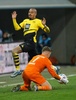 23-24ドイツ・ブンデスリーガ1部第15節、FCアウクスブルク対ボルシア・ドルトムント。FCアウクスブルクのGKフィン・ダーメン（下）とボールを競るボルシア・ドルトムントのドニエル・マレン（2023年12月16日撮影）。(c)MICHAELA REHLE/ AFP