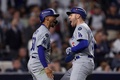 24MLB、ワールドシリーズ（7回戦制）、ニューヨーク・ヤンキース対ロサンゼルス・ドジャース。5回に同点の本塁に生還し、ムーキー・ベッツと喜ぶフレディー・フリーマン（2024年10月30日撮影）。(c)Elsa/Getty Images/AFP