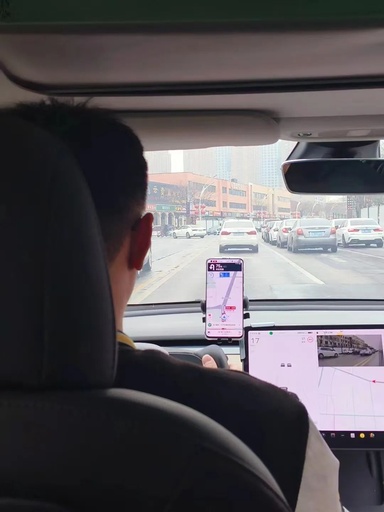 タクシーを「追い出された」大学生、発病寸前の運転手を救う 中国