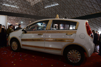 スワロフスキーのジルコニア2万個で輝く自動車、インド