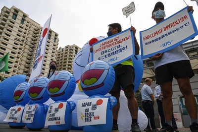 在フィリピン日本大使館前で環境デモ ドラえもんも利用