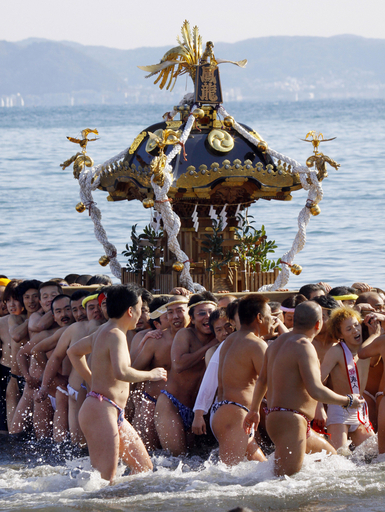 新年恒例の寒中神輿、神奈川・江ノ島