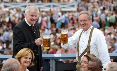 「選挙は明日、今日は飲もう！」、ビールの祭典開幕 独ミュンヘン