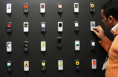 スウェーデンの新聞社、世界初の「新聞ケータイ」発売