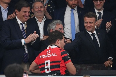 マクロン氏、ビール一気飲みで批判 ラグビー優勝チームと