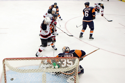 デビルズ OTの末アイランダーズに勝利しプレーオフ進出決める