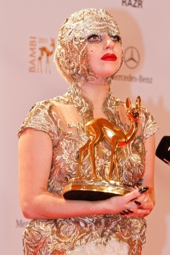 レディー・ガガ、「ルイ・ヴィトン」の特製車椅子を購入