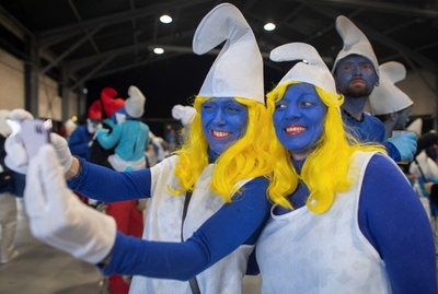 青い「スマーフ」大集合！ ギネス記録に挑戦 仏西部