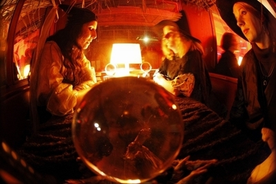 「占い師」を職業として認める法案を承認、ルーマニア政府