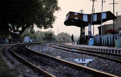 インド北部で急行列車が脱線、30人死傷 先月の事故現場近く