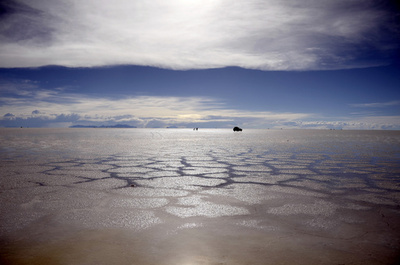 ボリビア・ウユニ塩原でツアー車両が事故、観光客5人死亡