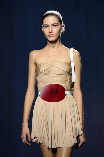 ヌードカラーがリュクスな印象、「ヴィオネ」15年春夏