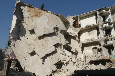 シリアのアレッポで空爆続く、10日間の死者379人に