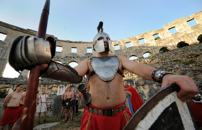 夏の観光シーズン幕開けを告げる剣闘士の戦い、クロアチア