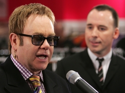 エルトン・ジョン、同性愛者の権利を語る - 英国