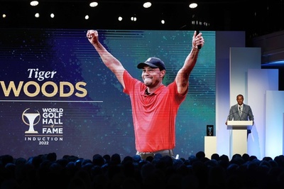 ウッズがゴルフ殿堂入り 両親の支援や差別に触れ涙