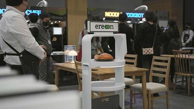 従業員に代わりテキパキ動き、皿を片づけ…韓国のサービングロボット、増える活躍の機会
