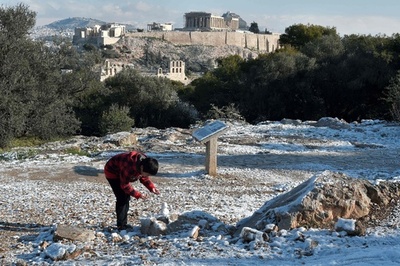 ギリシャ各地で異例の寒波、北部で氷点下23度 首都アテネでも積雪