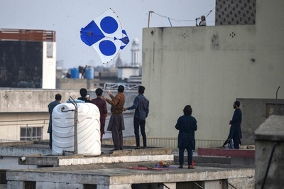 春を告げる伝統のたこ揚げ 当局の禁止も効果薄 パキスタン