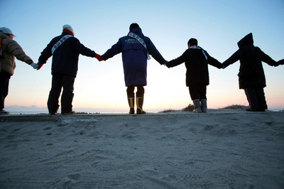 大震災から3年、海岸で犠牲者に捧げる祈り 福島県