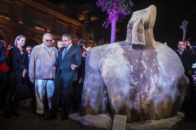 エジプト・カイロで発見の古代巨像、プサメティコス1世のものか