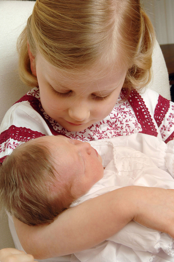 ベルギー王室、第4子エレオノール王女とフィリップ皇太子御一家