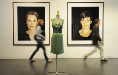 ＜09年春夏ベルリン・コレクション＞アートギャラリーでドレス展示