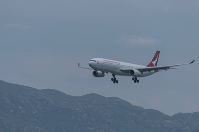 キャセイドラゴン機が離陸直後に緊急着陸、エンジンから煙か 台湾