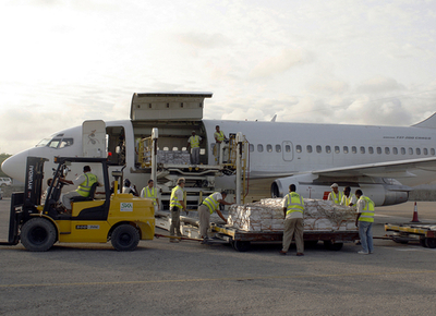 飢饉発生のソマリアへ、子供向け栄養食品を空輸 WFP