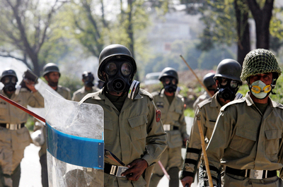 最高裁長官解任の抗議デモが暴徒化、機動隊が出動 - パキスタン