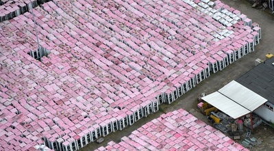 ずらり並んだ電話ボックス、撤去後の行き先は？