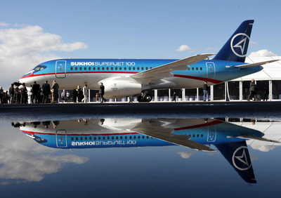 ロシアの軍用機メーカー「スホイ」、初の旅客機を公開