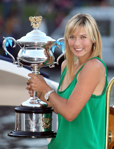 シャラポワ 試合後に記念写真撮影に臨む