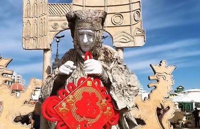 イタリアのストリートアーティスト「ダンテじいさん」 中国河南省で観光客を魅了