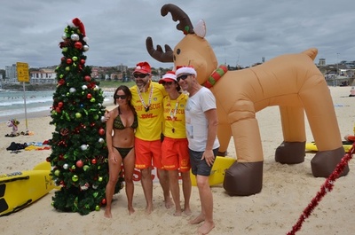 豪シドニーでは水着にサンタ帽、南半球のクリスマス