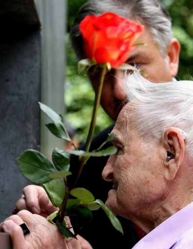 「おぞましい記憶」と闘う高齢のホロコースト生存者たち