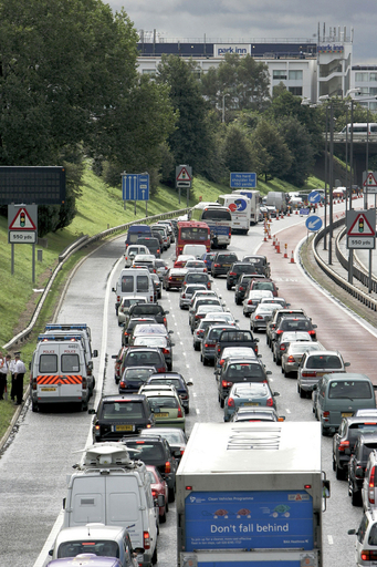 空飛ぶ整備士、ケンカ売るブラウン首相・・・英国各紙のエープリルフール