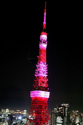 東京タワーが「ピンク」にライトアップ、乳がん早期発見呼びかけ