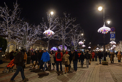 光の雪降るワルシャワ、街中クリスマス一色