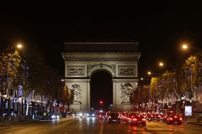 シャンゼリゼ通りにクリスマス到来、イルミネーション点灯