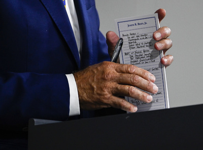 副大統領候補はハリス氏？ バイデン氏、メモ帳に名前ちらり