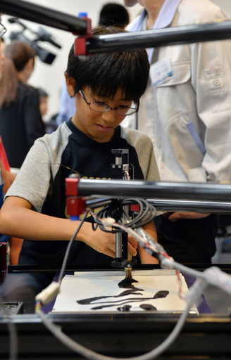 目指せ書道の達人、先生はロボット 慶應大でイベント